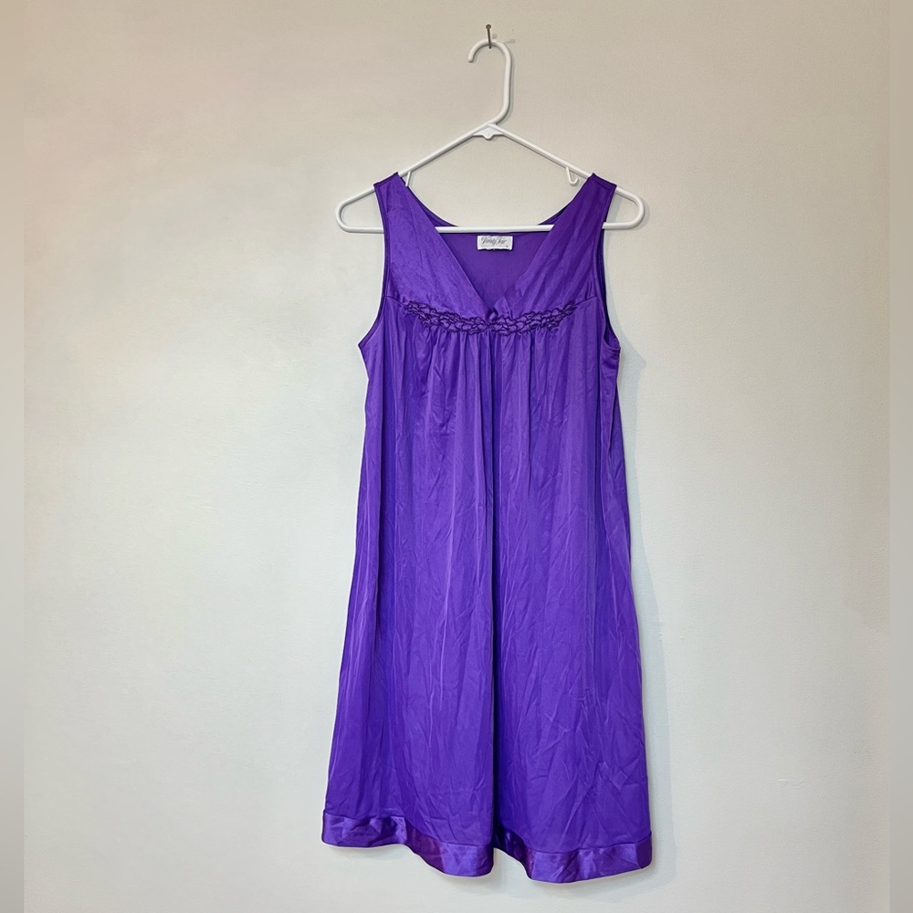 VANITY FAIR Medium Nightgown Purple Floral Silky Satiny Sleeveless Vintage